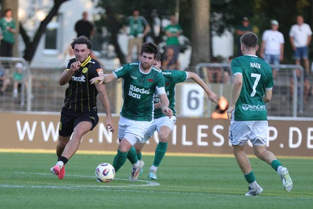 14.08.2026, Herren, Fussball, Saison 2026 2027, Regionalliga Bayern, 4. Spieltag: FC Schweinfurt 05 - SpVgg Bayreuth Von links: Erijon Shaqiri (SpVgg Bayreuth, 80) gegen Kevin Fery (FC Schweinfurt 05, 15) Schweinfurt Riedel-Bau-Arena im Sachs-Stadio Bayern Unterfranken Deutschland *** August 14, 2026, Men s Soccer, 2026–2027 Season, Bavarian Regional League, Matchday 4: FC Schweinfurt 05 vs. SpVgg Bayreuth. From left: Erijon Shaqiri (SpVgg Bayreuth, No. 80) against Kevin Fery (FC Schweinfurt 05, No. 15). Schweinfurt, Riedel Bau Arena at Sachs Stadium, Bavaria, Lower Franconia, Germany
