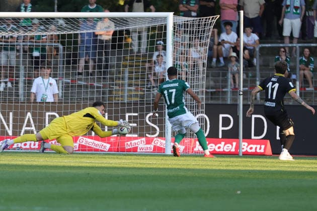 14.08.2026, Herren, Fussball, Saison 2026 2027, Regionalliga Bayern, 4. Spieltag: FC Schweinfurt 05 - SpVgg Bayreuth Von links: Torhüter Jan Mottl (FC Schweinfurt 05, 37) pariert gegen Niklas Doll (SpVgg Bayreuth, 11) Schweinfurt Riedel-Bau-Arena im Sachs-Stadio Bayern Unterfranken Deutschland *** August 14, 2026, Men s Soccer, 2026–2027 Season, Bavarian Regional League, Matchday 4: FC Schweinfurt 05 vs. SpVgg Bayreuth. From left: Goalkeeper Jan Mottl (FC Schweinfurt 05, No. 37) makes a save against Niklas Doll (SpVgg Bayreuth, No. 11). Schweinfurt, Riedel Bau Arena at Sachs Stadio, Bavaria, Lower Franconia, Germany