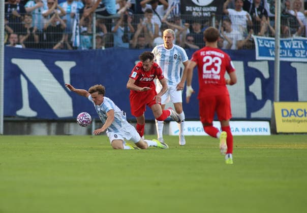Fussball, Herren, Regionalliga Bayern, Saison 2026 2027, FC Memmingen - TSV 1860 München , e-con Arena Park im Memminger Stadion Julian Bell (TSV 1860 München) (li.) wird in einem Zweikampf gefoult *** Soccer, Men s, Bavarian Regional League, 2026–2027 Season, FC Memmingen vs. TSV 1860 Munich, at Arena Park in Memmingen s Julian Bell Stadium; TSV 1860 Munich s player is fouled during a tackle