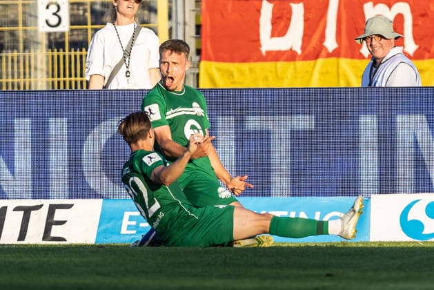 SSV Ulm 1846 Fußball vs. Kickers Offenbach, Fussball, Regionalliga, 2. Spieltag, Donaustadion Ulm 14.08.26 Torjubel Jubel Freude nach Treffer Tor Torschuss zum 1:0 durch Maximilian Schmid (Kickers Offenbach, 09). v.l. Maximilian Schmid (Kickers Offenbach, 09), Jan-Hendrik Marx (Kickers Offenbach, 32) SSV Ulm 1846 Fußball vs. Kickers Offenbach, Fussball, Regionalliga, 2. Spieltag, Donaustadion Ulm 14.08.26 Foto: Eibner-Pressefoto Lucca Fundel Ulm Donaustadion Baden-Württemberg Deutschland *** SSV Ulm 1846 Soccer vs. Kickers Offenbach, Soccer, Regionalliga, Matchday 2, Donaustadion Ulm, August 14, 2026—Goal celebration, cheers, and joy after the goal; Maximilian Schmid of Kickers Offenbach scores the 1-0 goal, 09 (left) Maximilian Schmid, Kickers Offenbach, 09, Jan Hendrik Marx, Kickers Offenbach, 32 SSV Ulm 1846 Soccer vs. Kickers Offenbach, Soccer, Regionalliga, Matchday 2, Donaustadion Ulm, August 26, 2014. Photo by Eibner. Press photo: Lucca Fundel, Ulm Donaustadion, Baden-Württemberg, Germany