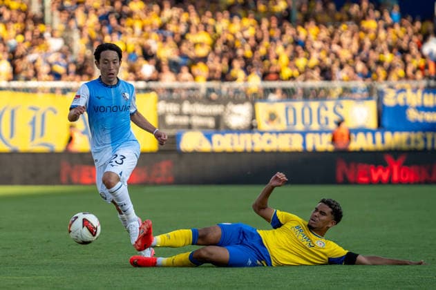 Deutschland: Fussball 2. Bundesliga, 2. Spieltag 2026 2027, Eintracht Braunschweig - VfL Bochum am 14.08.2026 in Braunschweig (Eintracht-Stadion): Koji Miyoshi (VfL Bochum, 23) und Yann Sturm (Eintracht Braunschweig, 7) im Zweikampf *** German Soccer 2. Bundesliga, Matchday 2, 2026–2027, Eintracht Braunschweig vs. VfL Bochum on August 14, 2026, at Eintracht Stadium in Braunschweig: Koji Miyoshi (VfL Bochum) and Yann Sturm (Eintracht Braunschweig) in a tackle, 23 and 7 respectively Copyright: xSvenxHeidmannx