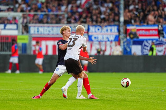 Kasper Davidsen (Holstein Kiel, 15), Louis Oppie (FC St. Pauli, 23) GER, Holstein Kiel vs. FC St. Pauli, Fußball, 2. Bundesliga, Spieltag 02, Saison 2026 2027, 14.08.2026 DFL REGULATIONS PROHIBIT ANY USE OF PHOTOGRAPHS AS IMAGE SEQUENCES AND OR QUASI-VIDEO GER, Holstein Kiel vs. FC St. Pauli, Fußball, 2. Bundesliga, Spieltag 02, Saison 2026 2027, 14.08.2026 Kiel *** Kasper Davidsen, Holstein Kiel, 15, Louis Oppie, FC St. Pauli, 23 (GER), Holstein Kiel vs. FC St. Pauli, Soccer, 2. Bundesliga, Matchday 02, 2026–2027 Season, August 14, 2026 DFL regulations prohibit any use of photographs as image sequences and or quasi-video GER, Holstein Kiel vs. FC St. Pauli, Soccer, 2. Bundesliga, Matchday 02, 2026–2027 Season, August 14, 2026, Kiel Copyright: xEibner-Pressefoto MarcelxvonxFehrnx EP_MFN
