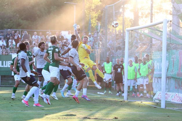 Fußball Regionalliga Nordost: BSG Chemie Leipzig - FC Carl Zeiss Jena; 14.08.2026 Torwart Marcel Bergmann (37, Chemie Leipzig) springt am Ball vorbei, große Chance für Jena. Fußball, Regionalliga Nordost, Saison 2026 2027, 5. Spieltag: BSG Chemie Leipzig vs. FC Carl Zeiss Jena am 14.08.2026 im Alfred-Kunze-Sportpark, Leipzig Leutzsch. *** Soccer, Northeast Regional League: BSG Chemie Leipzig vs. FC Carl Zeiss Jena, August 14, 2026. Goalkeeper Marcel Bergmann, 37; Chemie Leipzig misses the ball—a big chance for Jena. Soccer, Northeast Regional League, 2026–2027 season, Matchday 5: BSG Chemie Leipzig vs. FC Carl Zeiss Jena on August 14, 2026, at Alfred Kunze Sportpark, Leipzig-Leutzsch Copyright: xBEAUTIFULxSPORTS JanxKaeferx