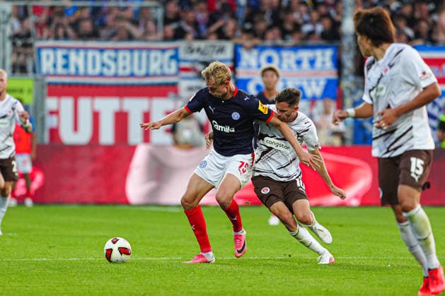 Kasper Davidsen (Holstein Kiel, 15), Branimir Hrgota (FC St. Pauli, 10) GER, Holstein Kiel vs. FC St. Pauli, Fußball, 2. Bundesliga, Spieltag 02, Saison 2026 2027, 14.08.2026 DFL REGULATIONS PROHIBIT ANY USE OF PHOTOGRAPHS AS IMAGE SEQUENCES AND OR QUASI-VIDEO GER, Holstein Kiel vs. FC St. Pauli, Fußball, 2. Bundesliga, Spieltag 02, Saison 2026 2027, 14.08.2026 Kiel *** Kasper Davidsen, Holstein Kiel, 15; Branimir Hrgota, FC St. Pauli, 10 (GER); Holstein Kiel vs. FC St. Pauli, Soccer, 2. Bundesliga, Matchday 02, 2026–2027 Season, August 14, 2026 DFL regulations prohibit any use of photographs as image sequences and or quasi-video GER, Holstein Kiel vs. FC St. Pauli, soccer, 2. Bundesliga, Matchday 02, 2026–2027 season, August 14, 2026, Kiel Copyright: xEibner-Pressefoto MarcelxvonxFehrnx EP_MFN
