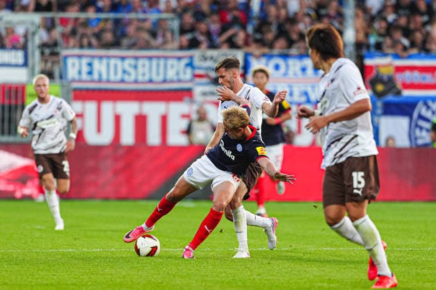 Kasper Davidsen (Holstein Kiel, 15), Branimir Hrgota (FC St. Pauli, 10) GER, Holstein Kiel vs. FC St. Pauli, Fußball, 2. Bundesliga, Spieltag 02, Saison 2026 2027, 14.08.2026 DFL REGULATIONS PROHIBIT ANY USE OF PHOTOGRAPHS AS IMAGE SEQUENCES AND OR QUASI-VIDEO GER, Holstein Kiel vs. FC St. Pauli, Fußball, 2. Bundesliga, Spieltag 02, Saison 2026 2027, 14.08.2026 Kiel *** Kasper Davidsen, Holstein Kiel, 15; Branimir Hrgota, FC St. Pauli, 10 (GER); Holstein Kiel vs. FC St. Pauli, Soccer, 2. Bundesliga, Matchday 02, 2026–2027 Season, August 14, 2026 DFL regulations prohibit any use of photographs as image sequences and or quasi-video GER, Holstein Kiel vs. FC St. Pauli, soccer, 2. Bundesliga, Matchday 02, 2026–2027 season, August 14, 2026, Kiel Copyright: xEibner-Pressefoto MarcelxvonxFehrnx EP_MFN