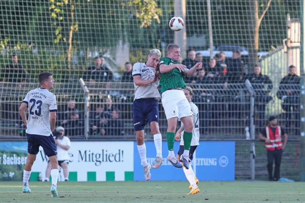 Fußball Regionalliga Nordost: BSG Chemie Leipzig - FC Carl Zeiss Jena; 14.08.2026 Neuzugang Philipp Kühn (23, Chemie Leipzig) im Kopdball-Duell mit Sören Reddemann (5, Carl Zeiss Jena). Fußball, Regionalliga Nordost, Saison 2026 2027, 5. Spieltag: BSG Chemie Leipzig vs. FC Carl Zeiss Jena am 14.08.2026 im Alfred-Kunze-Sportpark, Leipzig Leutzsch. *** Soccer, Northeast Regional League: BSG Chemie Leipzig vs. FC Carl Zeiss Jena, August 14, 2026; New signing Philipp Kühn (23), Chemie Leipzig in a header duel with Sören Reddemann (5), Carl Zeiss Jena Soccer, Northeast Regional League, 2026–2027 Season, Matchday 5: BSG Chemie Leipzig vs. FC Carl Zeiss Jena on August 14, 2026, at Alfred Kunze Sportpark, Leipzig-Leutzsch Copyright: xBEAUTIFULxSPORTS JanxKaeferx