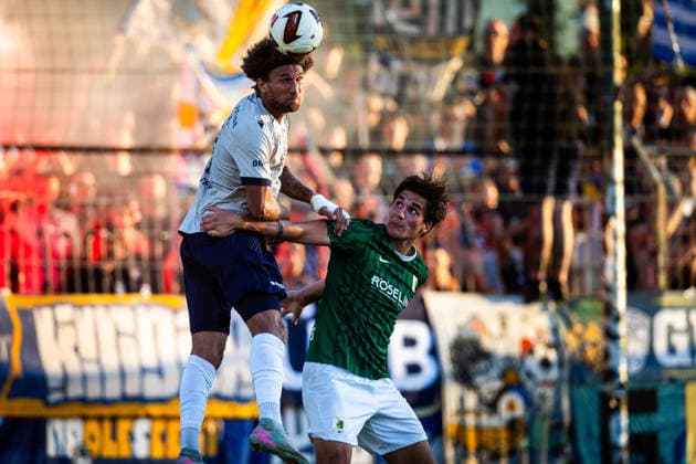 Leipzig , 140826 , Fussball Regionalliga Nordost Chemie Leipzig - FC Carl Zeiss Jena im Bild: Julius Hoffmann (Chemie) gegen Kevin Lankford (Jena) *** Leipzig, 140826, Soccer, Northeast Regional League: Chemie Leipzig vs. FC Carl Zeiss Jena; Pictured: Julius Hoffmann (Chemie) vs. Kevin Lankford (Jena)