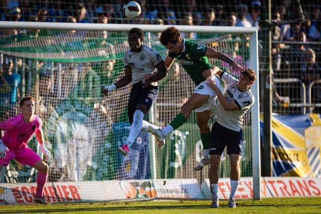 Leipzig , 140826 , Fussball Regionalliga Nordost Chemie Leipzig - FC Carl Zeiss Jena im Bild: Julius Hoffmann (Chemie) gegen Jannes Werner und Jean Miguel Boog (Jena) *** Leipzig, 08 26 1408, Soccer: Northeast Regional League—Chemie Leipzig vs. FC Carl Zeiss Jena; Pictured: Julius Hoffmann (Chemie) against Jannes Werner and Jean Miguel Boog (Jena)