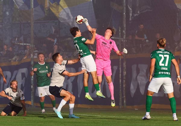Leipzig, 14.08.2026, Alfred-Kunze-Sportpark, Regionalliga NO , Spieltag 5 , BSG CHEMIE LEIPZIG vs. FC CARL-ZEISS JENA , Im Bild v.l.: Elias Kratzer (72, Chemie) und Torwart Marius Liesegang (1, Jena) , *** Leipzig, August 14, 2026, Alfred Kunze Sportpark, Regionalliga NO, Matchday 5, BSG CHEMIE LEIPZIG vs. FC CARL ZEISS JENA. Pictured from left: Elias Kratzer (72), Chemie, and goalkeeper Marius Liesegang (1), Jena, Picture Point