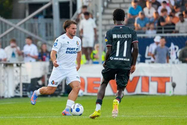 VELSEN-ZUID , 14-08-2026 , BUKO Stadion , season 2026 2027 , Dutch Eredivisie football , match between Telstar and Sparta Rotterdam , Picture shows Telstar player Gabi Caschili, Sparta Rotterdam player Ayoni Santos Telstar - Sparta  x205709913x Copyright: