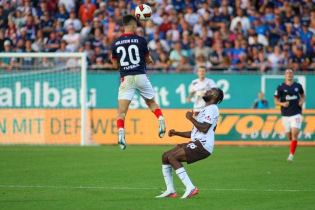 Adrian Kapralik ( 20; KSV Holstein Kiel) springt hoch und köpft den Ball im Zweikampf mit einem Spieler des FC St. Pauli im Holstein-Stadion. Im Hintergrund ist ein weiterer Kieler Spieler zu sehen. Adrian Kapralik ( 20; KSV Holstein Kiel) gewinnt Kopfballduell gegen FC St. Pauli *** Adrian Kapralik 20 of KSV Holstein Kiel jumps high and heads the ball while battling for it with an FC St. Pauli player at Holstein Stadium. Another Kiel player can be seen in the background. Adrian Kapralik 20 of KSV Holstein Kiel wins the header duel against FC St. Pauli. Copyright: xspeedshotx xAndreasxTolksdorfx