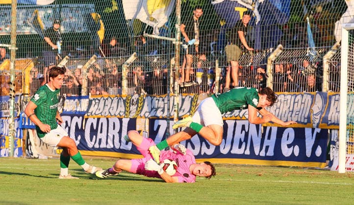 Leipzig, 14.08.2026, Alfred-Kunze-Sportpark, Regionalliga NO , Spieltag 5 , BSG CHEMIE LEIPZIG vs. FC CARL-ZEISS JENA , Im Bild v.l.: Julius Hoffmann (19, Chemie), Torwart Marius Liesegang (1, Jena) und Elias Kratzer (72, Chemie) , *** Leipzig, August 14, 2026, Alfred Kunze Sportpark, Regionalliga NO, Matchday 5, BSG CHEMIE LEIPZIG vs. FC CARL ZEISS JENA. Pictured from left: Julius Hoffmann (19), Chemie; goalkeeper Marius Liesegang (1), Jena; and Elias Kratzer (72), Chemie, Picture Point