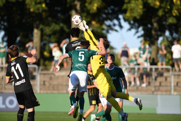 1. FC 1905 Schweinfurt vs. SpVgg Bayreuth, Sachs-Stadion Football, Regionalliga Bayern 1. FC 1905 Schweinfurt vs. SpVgg Bayreuth 14 Aug 2026 Sachs-Stadion , Schweinfurt, Germany Image: GK Jan Mött (FC05) punching out the crossed ball. DFL REGULATIONS PROHIBIT ANY USE OF PHOTOGRAPHS AS IMAGE SEQUENCES AND OR QUASI-VIDEO Copyright: xPresseFotoxEvansx