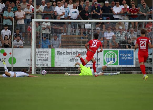 Fussball, Herren, Regionalliga Bayern, Saison 2026 2027, FC Memmingen - TSV 1860 München , e-con Arena Park im Memminger Stadion Luis Pfaumann (FC Memmingen) mit riesen Chance, hier mit Vitus Eicher (TSV 1860 München) am Boden streckend *** Soccer, Men s, Bavarian Regional League, 2026–2027 Season, FC Memmingen vs. TSV 1860 Munich, at Arena Park in Memmingen’s Luis Pfaumann Stadium—FC Memmingen with a huge chance, here with Vitus Eicher bringing down TSV 1860 Munich