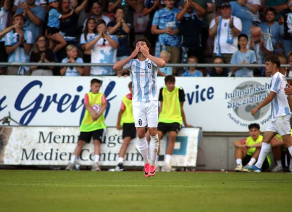 Fussball, Herren, Regionalliga Bayern, Saison 2026 2027, FC Memmingen - TSV 1860 München , e-con Arena Park im Memminger Stadion 0:2 durch Lance Fiedler (TSV 1860 München) Tor, Jubel, Freude, Küsschen *** Soccer, Men s, Bavarian Regional League, 2026–2027 Season, FC Memmingen vs. TSV 1860 Munich, at Arena Park in Memmingen Stadium; 0–2 goal by Lance Fiedler of TSV 1860 Munich; celebration, joy, a kiss