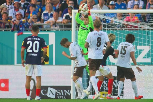Ben Voll ( 1; FC St. Pauli) springt im grünen Torwarttrikot hoch und fängt den Ball sicher vor seinem Tor. Adrian Kapralik ( 20; KSV Holstein Kiel) beobachtet die Szene, während Eric Smith ( 8; FC St. Pauli) und Tomoya Ando ( 15; FC St. Pauli) im Strafraum positioniert sind. Ben Voll ( 1; FC St. Pauli) hält den Ball bei Eckstoß-Situation *** Ben Voll (1, FC St. Pauli) jumps up in his green goalkeeper jersey and makes a confident save in front of his goal, while Adrian Kapralik (20, KSV Holstein Kiel) watches the play, while Eric Smith 8 of FC St. Pauli and Tomoya Ando 15 of FC St. Pauli are positioned in the penalty area. Ben Voll 1 of FC St. Pauli holds the ball during a corner kick situation. Copyright: xspeedshotx xAndreasxTolksdorfx