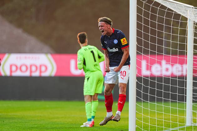 Torjubel Jonas Therkelsen (Holstein Kiel, 10) nach Tor zum 2:2 GER, Holstein Kiel vs. FC St. Pauli, Fußball, 2. Bundesliga, Spieltag 02, Saison 2026 2027, 14.08.2026 DFL REGULATIONS PROHIBIT ANY USE OF PHOTOGRAPHS AS IMAGE SEQUENCES AND OR QUASI-VIDEO GER, Holstein Kiel vs. FC St. Pauli, Fußball, 2. Bundesliga, Spieltag 02, Saison 2026 2027, 14.08.2026 Kiel *** Jonas Therkelsen celebrates a goal for Holstein Kiel, 10 seconds after scoring the 2-2 goal, Holstein Kiel vs. FC St. Pauli, soccer, 2. Bundesliga, Matchday 02, 2026–2027 season, August 14, 2026 DFL regulations prohibit any use of photographs as image sequences and or quasi-video, Holstein Kiel vs. FC St. Pauli, soccer, 2. Bundesliga, Matchday 02, 2026–2027 season, August 14, 2026, Kiel Copyright: xEibner-Pressefoto MarcelxvonxFehrnx EP_MFN