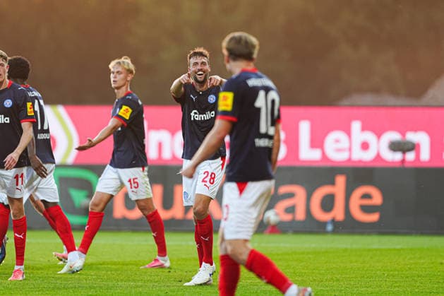 Torjubel Jonas Meffert ((Holstein Kiel, 28) nach Tor zum 2:2 Jonas Therkelsen (Holstein Kiel, 10) GER, Holstein Kiel vs. FC St. Pauli, Fußball, 2. Bundesliga, Spieltag 02, Saison 2026 2027, 14.08.2026 DFL REGULATIONS PROHIBIT ANY USE OF PHOTOGRAPHS AS IMAGE SEQUENCES AND OR QUASI-VIDEO GER, Holstein Kiel vs. FC St. Pauli, Fußball, 2. Bundesliga, Spieltag 02, Saison 2026 2027, 14.08.2026 Kiel *** Jonas Meffert of Holstein Kiel, No. 28, celebrates after scoring the 2-2 goal; Jonas Therkelsen of Holstein Kiel, No. 10, GER; Holstein Kiel vs. FC St. Pauli, soccer, 2. Bundesliga, Matchday 02, 2026–2027 season, August 14, 2026 DFL regulations prohibit any use of photographs as image sequences and or quasi-video GER, Holstein Kiel vs. FC St. Pauli, Soccer, 2. Bundesliga, Matchday 02, 2026–2027 Season, August 14, 2026, Kiel Copyright: xEibner-Pressefoto MarcelxvonxFehrnx EP_MFN