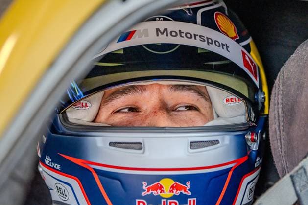 Kelvin van der Linde sitzt im Cockpit seines BMW M4 GT3 und blickt durch das geöffnete Visier seines Bell-Helms mit Red-Bull-Lackierung in die Kamera. Der Helm trägt BMW M Motorsport- und Shell-Logos auf dem Visierstreifen. Kelvin van der Linde im BMW M4 GT3 von Schubert Motorsport am Nürburgring *** Kelvin van der Linde sits in the cockpit of his BMW M4 GT3 and looks into the camera through the open visor of his Bell helmet, which features Red Bull livery. The helmet bears BMW M Motorsport and Shell logos on the visor strip. Kelvin van der Linde in the BMW M4 GT3 from Schubert Motorsport at the Nürburgring Copyright: xMichaelxSchäferx