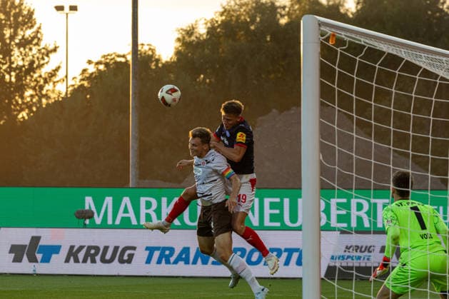 14.08.2026 Fußball 2. Bundesliga Männer Saison 2026 2027 2. Spieltag Holstein Kiel - FC St. Pauli (Kiel in Blau, St. Pauli in Weiß) Die Einleitung zum 2:2 Ausgleich durch Phil Harres Kiel Holstein Stadion, Westring 501 Schleswig Holstein Deutschland *** August 14, 2026 Soccer 2. Bundesliga Men s 2026–2027 Season, Matchday 2: Holstein Kiel vs. FC St. Pauli (Kiel in blue, St. Pauli in white). The lead-up to the 2–2 tie scored by Phil Harres at Kiel s Holstein Stadium, Westring 501, Schleswig-Holstein, Germany