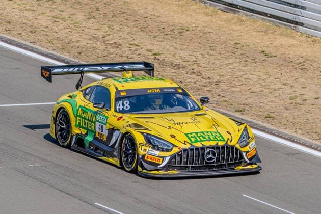 Der Mercedes-AMG GT3 48 von Mercedes-AMG Team Winward mit Jules Gounon am Steuer durchfährt eine Kurve am Nürburgring. Das Fahrzeug trägt die gelb-grüne Mann-Filter-Lackierung mit DEKRA- und ADAC-Logos. Mercedes-AMG GT3 48 von Jules Gounon (Winward) am Nürburgring *** The Mercedes-AMG GT3 48 from Mercedes-AMG Team Winward, with Jules Gounon at the wheel, navigates a turn at the Nürburgring. The car features the yellow-and-green Mann Filter livery with the DEKRA and ADAC logos. Mercedes-AMG GT3 48 driven by Jules Gounon for Winward at the Nürburgring Copyright: xMichaelxSchäferx