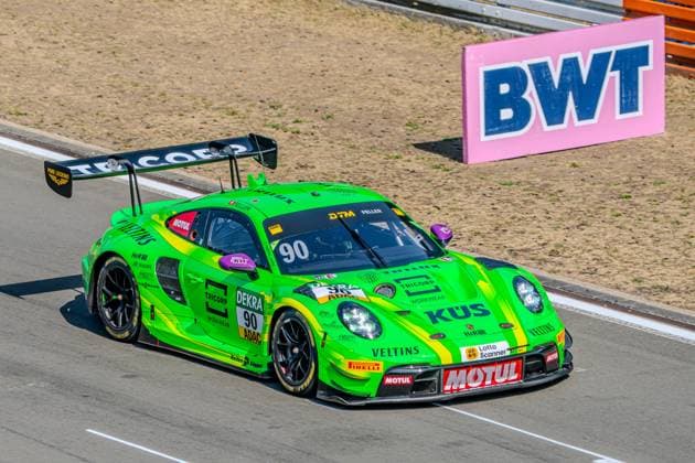 Der Porsche 911 GT3 R 90 von Manthey Racing mit Ricardo Feller am Steuer durchfährt die Strecke am Nürburgring vor der BWT-Streckenwerbung. Das Fahrzeug trägt die neongrüne Manthey-Lackierung mit gelben Akzenten und Sponsoren wie Motul, Veltins und KÜS. Porsche 911 GT3 R 90 von Ricardo Feller (Manthey Racing) am Nürburgring *** The Manthey Racing Porsche 911 GT3 R 90, with Ricardo Feller at the wheel, races around the Nürburgring track in front of the BWT track advertisement. The car features Manthey’s neon-green paint scheme with yellow accents and sponsors such as Motul, Veltins, and KÜS Ricardo Feller’s Manthey Racing Porsche 911 GT3 R 90 at the Nürburgring Copyright: xMichaelxSchäferx