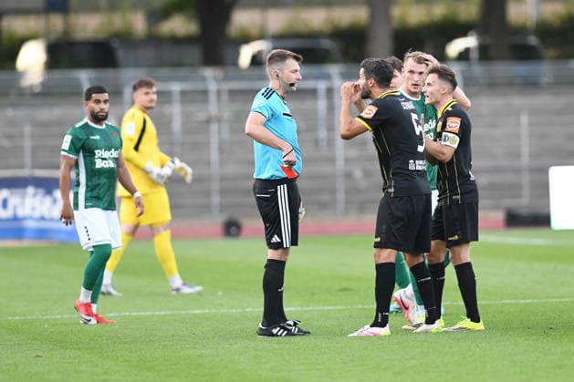 1. FC 1905 Schweinfurt vs. SpVgg Bayreuth, Sachs-Stadion Football, Regionalliga Bayern 1. FC 1905 Schweinfurt vs. SpVgg Bayreuth 14 Aug 2026 Sachs-Stadion , Schweinfurt, Germany Image: Edwin Schwarz (Bayreuth) being sent off with a direct red card for a bad tackle. DFL REGULATIONS PROHIBIT ANY USE OF PHOTOGRAPHS AS IMAGE SEQUENCES AND OR QUASI-VIDEO Schweinfurt Sachs-Stadion Bayern Germany Copyright: xPresseFotoxEvansx