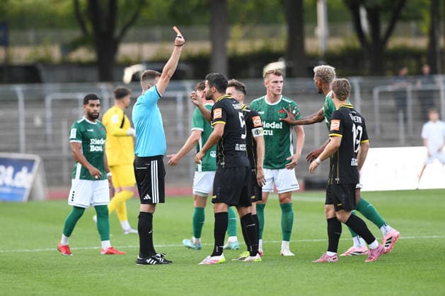 1. FC 1905 Schweinfurt vs. SpVgg Bayreuth, Sachs-Stadion Football, Regionalliga Bayern 1. FC 1905 Schweinfurt vs. SpVgg Bayreuth 14 Aug 2026 Sachs-Stadion , Schweinfurt, Germany Image: Edwin Schwarz (Bayreuth) being sent off with a direct red card for a bad tackle. DFL REGULATIONS PROHIBIT ANY USE OF PHOTOGRAPHS AS IMAGE SEQUENCES AND OR QUASI-VIDEO Schweinfurt Sachs-Stadion Bayern Germany Copyright: xPresseFotoxEvansx