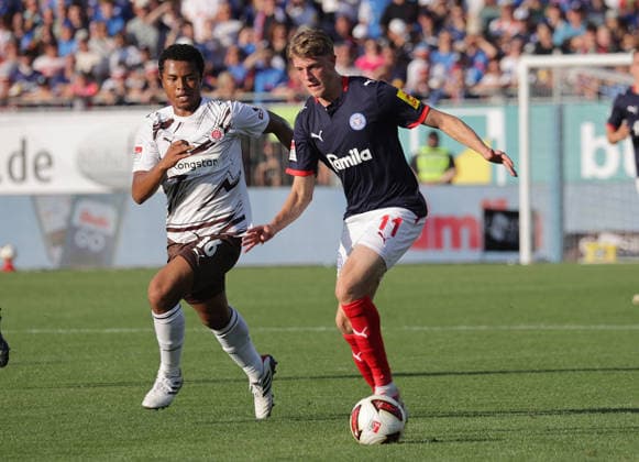 Joel Chima Fujita (St.Pauli), Alexander Bernhardsson (Holstein Kiel) Fussball, Herren, Saison 2026 2027, 2.BL, Holstein Stadion, Holstein Kiel gegen FC St Pauli DFL REGULATIONS PROHIBIT ANY USE OF PHOTOGRAPHS AS IMAGE SEQUENCES AND OR QUASI-VIDEO. *** Joel Chima Fujita, St. Pauli; Alexander Bernhardsson, Holstein Kiel; Soccer, Men s, 2026–2027 Season, 2. Bundesliga, Holstein Stadium, Holstein Kiel vs. FC St. Pauli. DFL regulations prohibit any use of photographs as image sequences and or quasi-video.