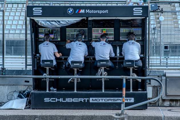 Vier Ingenieure von Schubert Motorsport verfolgen von der Boxenmauer aus die Renndaten auf mehreren Monitoren. Der BMW M Motorsport-Kommandostand zeigt Telemetrie- und Timing-Daten in Echtzeit. Schubert Motorsport Kommandostand am Nürburgring *** Four engineers from Schubert Motorsport monitor race data on multiple screens from the pit wall. The BMW M Motorsport command center displays telemetry and timing data in real time. Schubert Motorsport command center at the Nürburgring Copyright: xMichaelxSchäferx