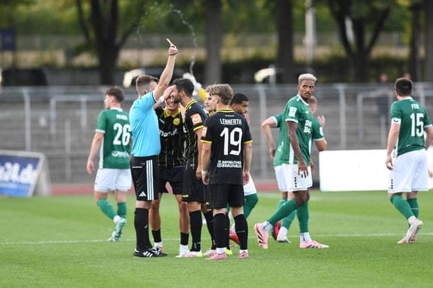 1. FC 1905 Schweinfurt vs. SpVgg Bayreuth, Sachs-Stadion Football, Regionalliga Bayern 1. FC 1905 Schweinfurt vs. SpVgg Bayreuth 14 Aug 2026 Sachs-Stadion , Schweinfurt, Germany Image: Edwin Schwarz (Bayreuth) being sent off with a direct red card for a bad tackle. DFL REGULATIONS PROHIBIT ANY USE OF PHOTOGRAPHS AS IMAGE SEQUENCES AND OR QUASI-VIDEO Schweinfurt Sachs-Stadion Bayern Germany Copyright: xPresseFotoxEvansx