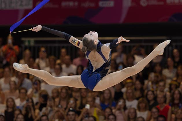 Weltmeisterschaft der Rhythmischen Sportgymnastik Darja Varfolomeev (Deutschland) während ihrer Übung mit dem Band. Weltmeisterschaft der Rhythmischen Sportgymnastik vom 11. bis zum 16. August in der Festhalle in Frankfurt am Main. Mehrkampffinale Einzel, Platzierungen 1 bis 9., Frankfurt am Main Hessen Deutschland Festhalle *** Rhythmic Gymnastics World Championships: Darja Varfolomeev of Germany during her ribbon routine. Rhythmic Gymnastics World Championships, August 11–16 at the Festhalle in Frankfurt am Main. Individual All-Around Final, places 1 through 9, Frankfurt am Main, Hesse, Germany, Festhalle