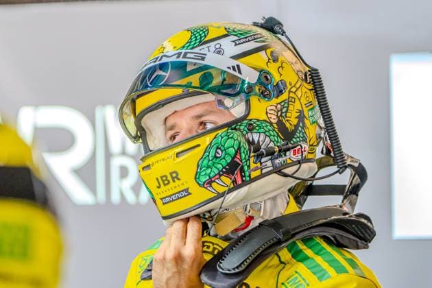 Jules Gouno im gelb-grünen Rennoverall von Mercedes-AMG Team Winward befestigt seinen Bell-Helm mit auffälligem Schlangen-Design am Nürburgring. Der Helm zeigt Sponsoren-Logos von RAVENOL, JBR Management und AMG. DTM-Fahrer Jules Gounon von Mercedes-AMG Team Winward setzt Helm am Nürburgring auf *** Jules Gouno, wearing the yellow-and-green racing suit of Mercedes AMG Team Winward, fastens his Bell helmet—featuring an eye-catching snake design—at the Nürburgring. The helmet displays sponsor logos from RAVENOL, JBR Management, and AMG DTM driver Jules Gouno of Mercedes AMG Team Winward puts on his helmet at the Nürburgring Copyright: xMichaelxSchäferx
