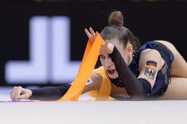 Weltmeisterschaft der Rhythmischen Sportgymnastik Darja Varfolomeev (Deutschland) nach ihrer Übung mit dem Band. Weltmeisterschaft der Rhythmischen Sportgymnastik vom 11. bis zum 16. August in der Festhalle in Frankfurt am Main. Mehrkampffinale Einzel, Platzierungen 1 bis 9., Frankfurt am Main Hessen Deutschland Festhalle *** Rhythmic Gymnastics World Championships: Darja Varfolomeev of Germany after her ribbon routine. Rhythmic Gymnastics World Championships, August 11–16 at the Festhalle in Frankfurt am Main. Individual All-Around Final, places 1 through 9, Frankfurt am Main, Hesse, Germany, Festhalle