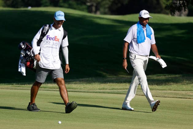 MEMPHIS, TN - AUGUST 14: Sudarshan Yellamaraju of Canada and his caddie pace off a yardage in the No. 7 fairway during the second round of the FedEx St. Jude Championship, August 14, 2026, at TPC Southwind in Memphis, Tennessee. (Photo by Matthew Maxey Icon Sportswire) GOLF: AUG 14 PGA, Golf Herren FedEx St. Jude Championship EDITORIAL USE ONLY Icon260814009