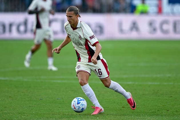 Arezzo s Mattia Sala in action during the Coppa Italia Frecciarossa soccer match between Cagliari Calcio and Arezzo at the Unipol Domus in Cagliari, Sardinia - Friday 14th august 2026. - Soccer  Copyright: x Â®xGianlucaxZuddas LaPressex