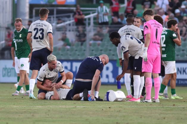 Fußball Regionalliga Nordost: BSG Chemie Leipzig - FC Carl Zeiss Jena; 14.08.2026 Maurice Hehne (6, Carl Zeiss Jena) muss behandelt und schließlich verletzt ausgewechselt werden. Sören Reddemann (5, Carl Zeiss Jena) leistet ihm Beistand. Fußball, Regionalliga Nordost, Saison 2026 2027, 5. Spieltag: BSG Chemie Leipzig vs. FC Carl Zeiss Jena am 14.08.2026 im Alfred-Kunze-Sportpark, Leipzig Leutzsch. *** Soccer, Northeast Regional League: BSG Chemie Leipzig vs. FC Carl Zeiss Jena, August 14, 2026. Maurice Hehne 6; Carl Zeiss Jena player Sören Reddemann 5 had to receive treatment and was eventually substituted due to injury. Carl Zeiss Jena comes to his aid. Soccer, Northeast Regional League, 2026–2027 season, Matchday 5: BSG Chemie Leipzig vs. FC Carl Zeiss Jena on August 14, 2026, at Alfred Kunze Sportpark, Leipzig-Leutzsch Copyright: xBEAUTIFULxSPORTS JanxKaeferx