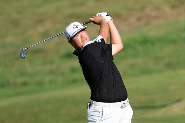 MEMPHIS, TN - AUGUST 14: Sungjae Im of Korea watches his approach shot on No. 7 during the second round of the FedEx St. Jude Championship, August 14, 2026, at TPC Southwind in Memphis, Tennessee. (Photo by Matthew Maxey Icon Sportswire) GOLF: AUG 14 PGA, Golf Herren FedEx St. Jude Championship EDITORIAL USE ONLY Icon260814012