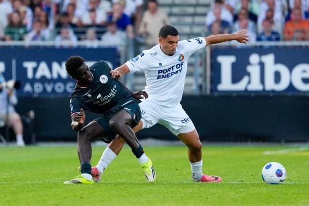 VELSEN-ZUID , 14-08-2026 , BUKO Stadion , season 2026 2027 , Dutch Eredivisie football , match between Telstar and Sparta Rotterdam , Picture shows Sparta Rotterdam player Ayoni Santos, Telstar player Soufiane Hetli Telstar - Sparta  x205710276x Copyright:
