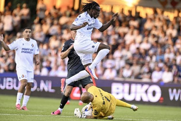 VELSEN - Jelani Seedorf of Telstar, Sparta Rotterdam goalkeeper Filip Bednarek (lr) during the Dutch Eredivisie match between Telstar and Sparta Rotterdam at the BUKO Stadium on August 14, 2026 in Velsen, the Netherlands. OLAF KRAAK ANP Eredivisie 2026-2027 xVIxANPxSportx xxANPxIVx 565474548 originalFilename: 565474548.jpg