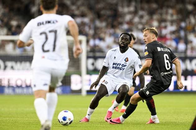 VELSEN - Tyrone Owusu of Telstar, Julian Baas of Sparta Rotterdam (lr) during the Dutch Eredivisie match between Telstar and Sparta Rotterdam at the BUKO Stadium on August 14, 2026 in Velsen, the Netherlands. OLAF KRAAK ANP Eredivisie 2026-2027 xVIxANPxSportx xxANPxIVx 565474965 originalFilename: 565474965.jpg