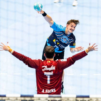 14.08.2026, GER, Handball, Maenner, Saison 26 27, Wartburg-Cup presented by Koetter Security, ThSV Eisenach - SG Flensburg-Handewitt Felix Aellen (ThSV Eisenach,22), Benjamin Buric (SG Flensburg-Handewitt) 99817 Eisenach Werner-Assmann-Halle Am Sportp Thueringen Deutschland *** August 14, 2026, GER, Handball, Men, Season 26–27, Wartburg Cup presented by Koetter Security, ThSV Eisenach vs. SG Flensburg-Handewitt, Felix Aellen (ThSV Eisenach, 22), Benjamin Buric (SG Flensburg-Handewitt), 99817 Eisenach, Werner Assmann, Halle am Sportpark, Thuringia, Germany