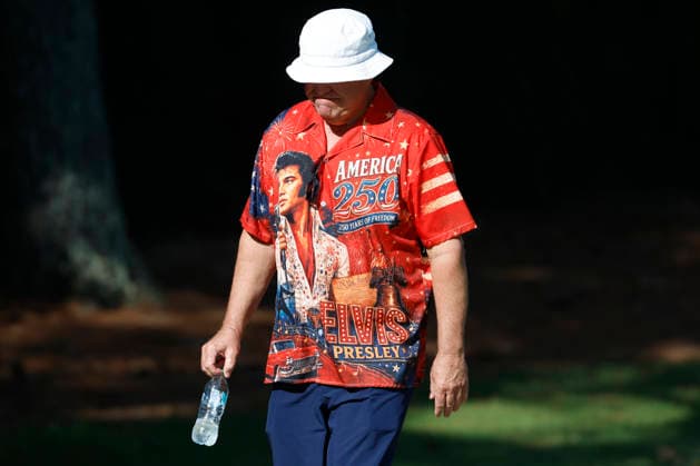 MEMPHIS, TN - AUGUST 14: A fan wears an Elvis Presley shirt as he walks down a path during the second round of the FedEx St. Jude Championship, August 14, 2026, at TPC Southwind in Memphis, Tennessee. (Photo by Matthew Maxey Icon Sportswire) GOLF: AUG 14 PGA, Golf Herren FedEx St. Jude Championship EDITORIAL USE ONLY Icon260814018