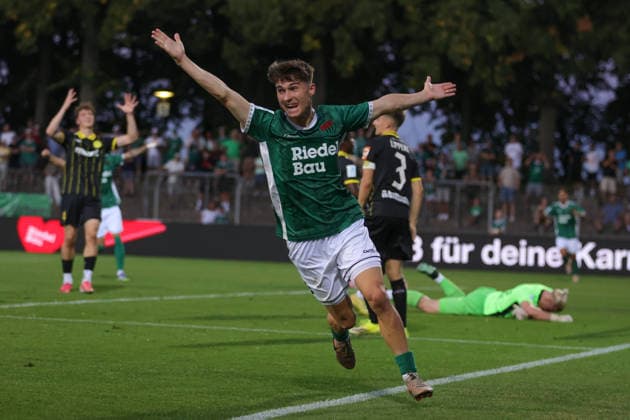 14.08.2026, Herren, Fussball, Saison 2026 2027, Regionalliga Bayern, 4. Spieltag: FC Schweinfurt 05 - SpVgg Bayreuth Torschütze Lauris Bausenwein (FC Schweinfurt 05, 21) feiert seinen Treffer zum 2:1 Schweinfurt Riedel-Bau-Arena im Sachs-Stadio Bayern Unterfranken Deutschland *** August 14, 2026, Men s Soccer, 2026–2027 Season, Bavarian Regional League, Matchday 4: FC Schweinfurt 05 vs. SpVgg Bayreuth. Goal scorer: Lauris Bausenwein (FC Schweinfurt 05), 21, celebrates his goal to make it 2–1 at the Schweinfurt Riedel Bau Arena in the Sachs Stadium, Lower Franconia, Bavaria, Germany