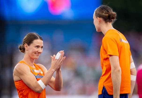BIRMINGHAM - Emma Oosterwegel and Sofie Dokter in action in the shot put of the heptathlon on the fifth day of the European Athletics Championships. IRIS VAN DEN BROEK ANP xVIxANPxSportx xxANPxIVx 565475455 originalFilename: 565475455.jpg