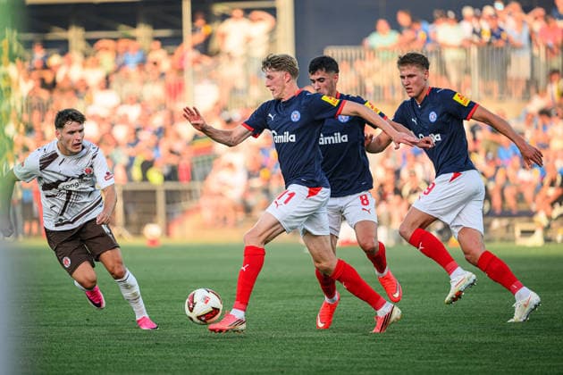 Fußball I Herren I Saison 2026-2027 I 2. Bundesliga I 2. Spieltag I Holstein Kiel - FC St. Pauli I 14.08.2026 Arkadiusz Pyrka (11, FC St. Pauli), Alexander Bernhardsson (11, Holstein Kiel) Kiel Holstein-Stadion Schleswig-Holstein Deutschland *** Soccer I Men s I 2026–2027 Season I 2. Bundesliga I Matchday 2 I Holstein Kiel vs. FC St. Pauli I August 14, 2026 Arkadiusz Pyrka 11, FC St. Pauli, Alexander Bernhardsson 11, Holstein Kiel, Kiel Holstein Stadium, Schleswig-Holstein, Germany Copyright: xLobecax xHenningxRohlfsx