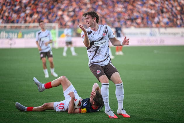 Fußball I Herren I Saison 2026-2027 I 2. Bundesliga I 2. Spieltag I Holstein Kiel - FC St. Pauli I 14.08.2026 Leon Parduzi (40, Holstein Kiel), Scott Banks (17, FC St. Pauli) Kiel Holstein-Stadion Schleswig-Holstein Deutschland *** Soccer I Men s I 2026–2027 Season I 2. Bundesliga I Matchday 2 I Holstein Kiel vs. FC St. Pauli I August 14, 2026 Leon Parduzi 40, Holstein Kiel, Scott Banks 17, FC St. Pauli, Kiel, Holstein Stadium, Schleswig-Holstein, Germany Copyright: xLobecax xHenningxRohlfsx