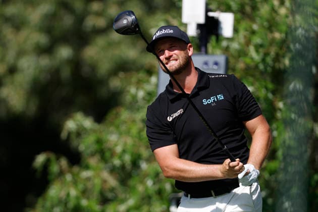 MEMPHIS, TN - AUGUST 14: Wyndham Clark of the United States reacts as he watches his tee shot on No.7 during the second round of the FedEx St. Jude Championship, August 14, 2026, at TPC Southwind in Memphis, Tennessee. (Photo by Matthew Maxey Icon Sportswire) GOLF: AUG 14 PGA, Golf Herren FedEx St. Jude Championship EDITORIAL USE ONLY Icon260814035