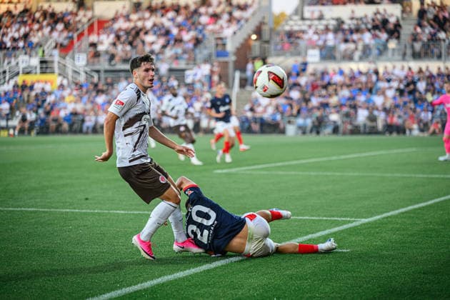 Fußball I Herren I Saison 2026-2027 I 2. Bundesliga I 2. Spieltag I Holstein Kiel - FC St. Pauli I 14.08.2026 Arkadiusz Pyrka (11, FC St. Pauli), Adrian Kapralik (20, Holstein Kiel) Kiel Holstein-Stadion Schleswig-Holstein Deutschland *** Soccer I Men s I 2026–2027 Season I 2. Bundesliga I Matchday 2 I Holstein Kiel vs. FC St. Pauli I August 14, 2026 Arkadiusz Pyrka 11, FC St. Pauli, Adrian Kapralik 20, Holstein Kiel, Kiel Holstein Stadium, Schleswig-Holstein, Germany Copyright: xLobecax xHenningxRohlfsx