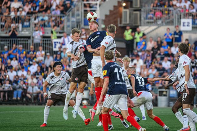 Fußball I Herren I Saison 2026-2027 I 2. Bundesliga I 2. Spieltag I Holstein Kiel - FC St. Pauli I 14.08.2026 Phil Harres (19, Holstein Kiel) Kiel Holstein-Stadion Schleswig-Holstein Deutschland *** Soccer I Men s I 2026–2027 Season I 2. Bundesliga I Matchday 2 I Holstein Kiel vs. FC St. Pauli I August 14, 2026 Phil Harres 19, Holstein Kiel, Kiel Holstein Stadium, Schleswig-Holstein, Germany Copyright: xLobecax xHenningxRohlfsx